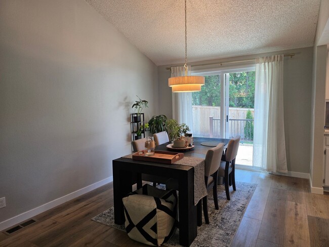 Building Photo - Lea Hill tri-level home - 3 bedroom 2.5 bath home - Feels like new/ Remodeled - A Must see - Avai...