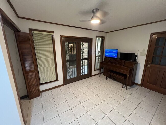 Building Photo - Spacious 4BR Brick Home with Office, Fireplace & Fenced Yard in Parkwood Terrace