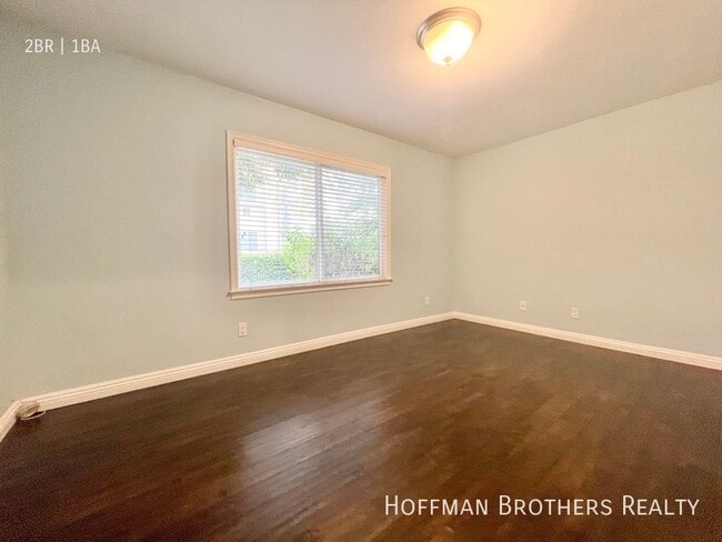 Building Photo - 806 N Las Palmas Ave