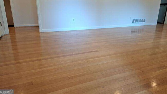 Building Photo - 1176 Converse Dr NE