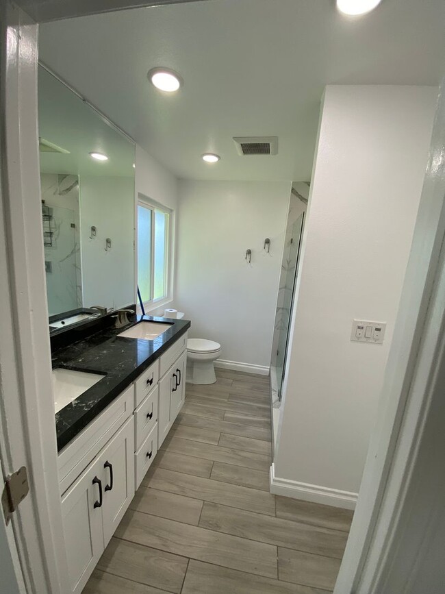 Building Photo - Spacious 2-Bed Townhome Near Everything Yo...