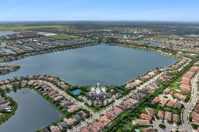 Building Photo - 8545 Watercrest Cir E
