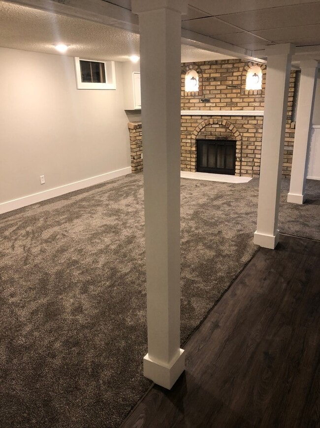 Building Photo - Single Family Home - River Views - Updated Finishes!