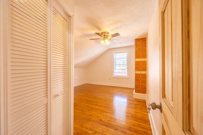 Building Photo - Available Now! Spacious 3-Bedroom Duplex in Griswold