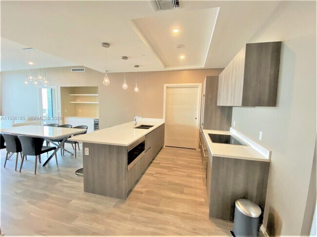 Building Photo - 801 S Miami Ave