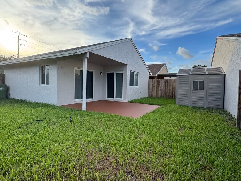 Building Photo - 961 SW 112th Ave