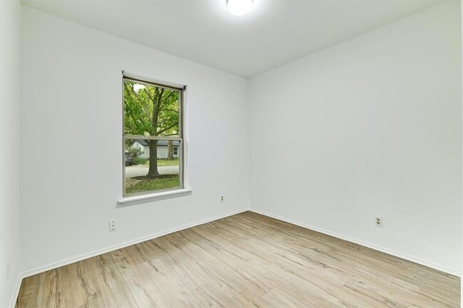 Building Photo - 608 Amesbury Ln