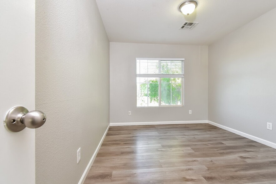 Building Photo - 5720 Athinas St