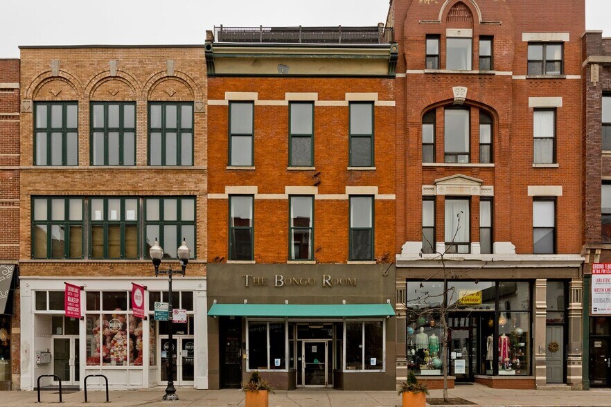 Building Photo - 1470 N Milwaukee Ave