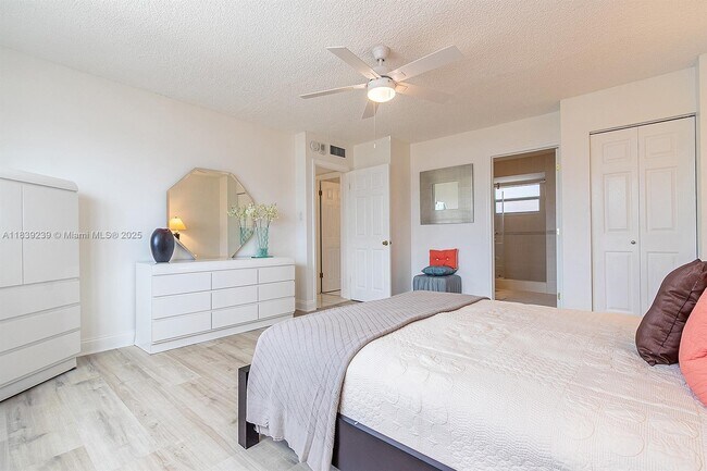 Building Photo - 121 Golden Isles Dr