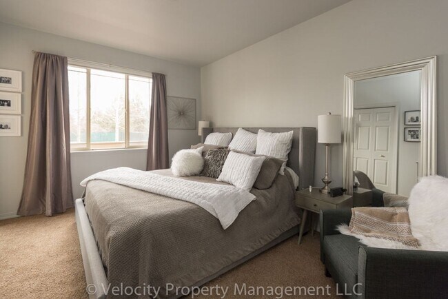 Building Photo - Beautiful Townhouse in Broken Top with Two...