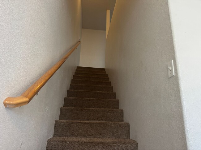 Building Photo - 3 Bed, 2 Bath Townhouse Available!