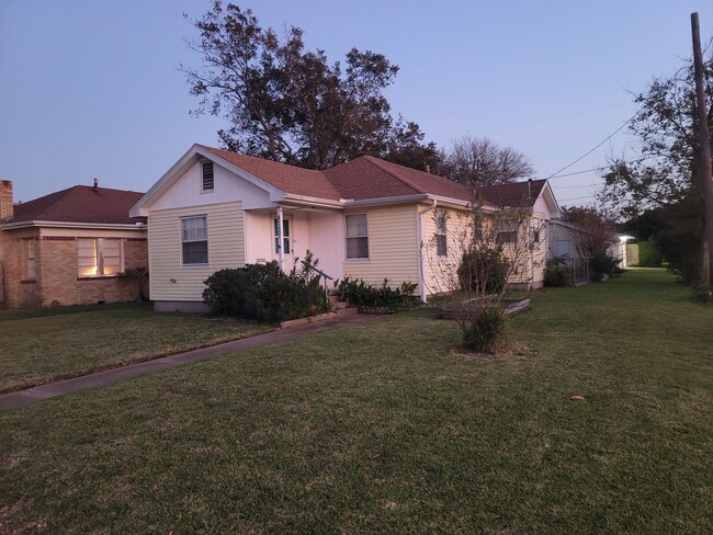 Building Photo - Single story 3 bedroom corner of 48th N 1/2