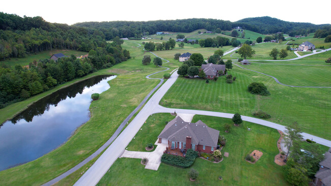 Building Photo - 201 Crooked Creek Dr