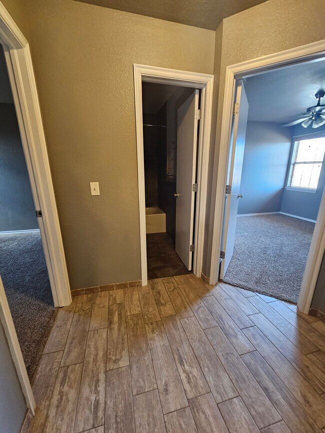 Building Photo - (4) Bed/(3) Bath in Moore with Storm Shelter! Avail NOW!!