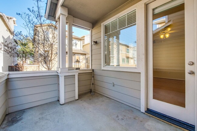 Building Photo - Large, Bright and Beautiful 3BR/2.5BA/2,195sf home in great condition!