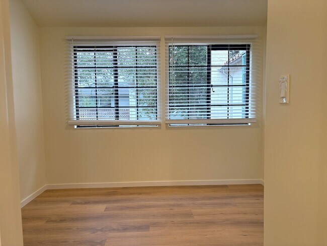 Building Photo - Beautifully Updated 2BR/2BA – Yard & Garage