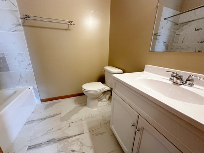 Building Photo - 639 W Garfield Blvd