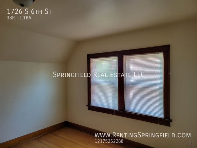 Building Photo - BRICK & ROLL  3 BEDROOM 1.5 BATH PARADISE ...