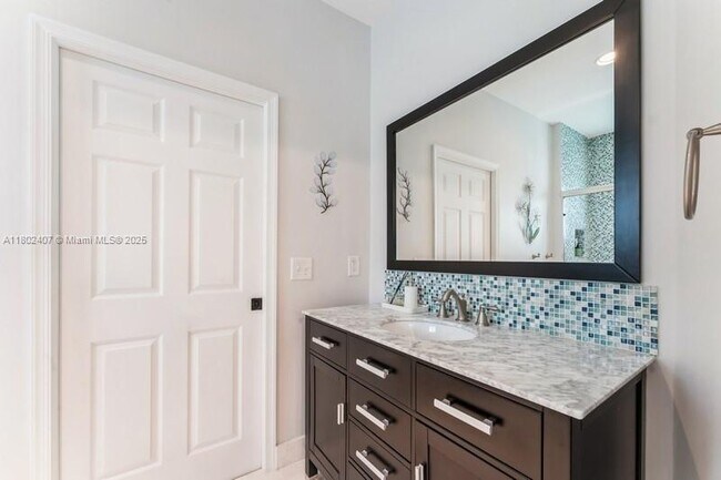 Building Photo - 2708 Meadowood Dr