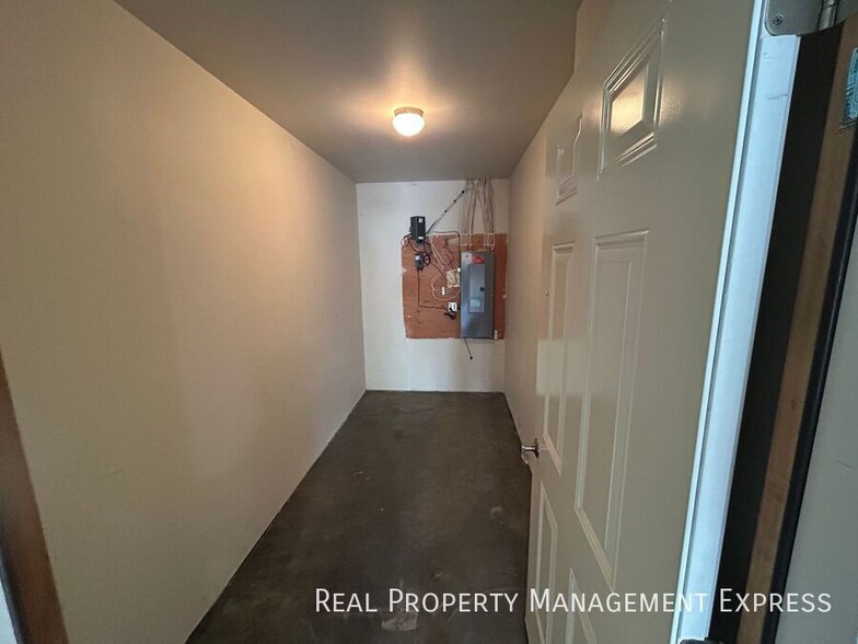 Building Photo - Charming 2-bedroom 2-bathroom home