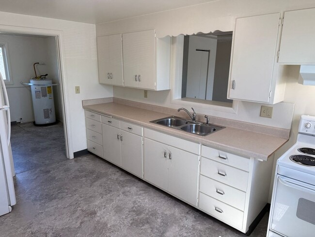 Building Photo - Large upstairs 2 bedroom apartment!