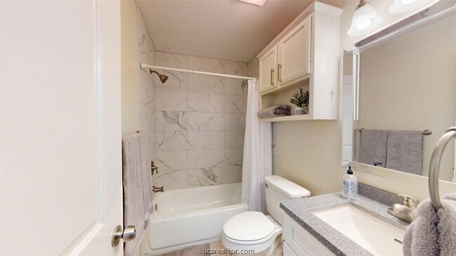 Building Photo - 810 Camellia Ct