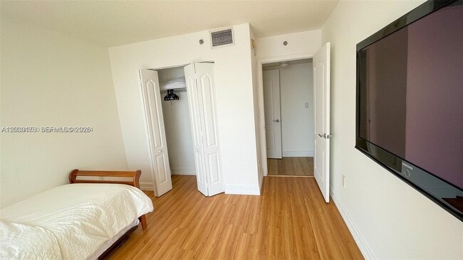 Building Photo - 1200 Brickell Bay Dr
