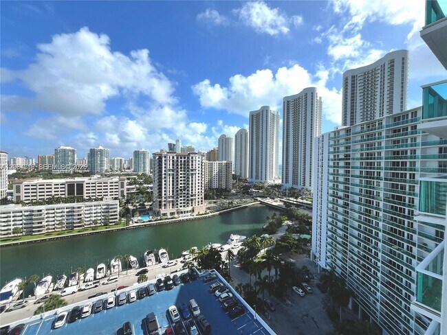 Building Photo - 100 Bayview Dr