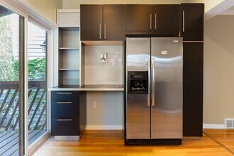 Building Photo - Updated 3BR 3 bath House with off street p...