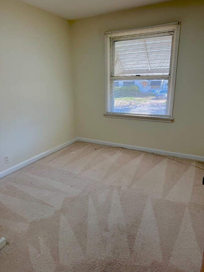 Building Photo - 1215 Bliss Dr