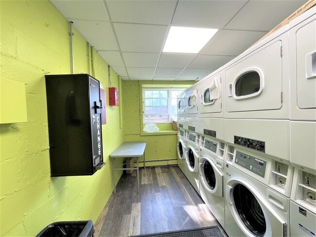 Building Photo - 625 Main St