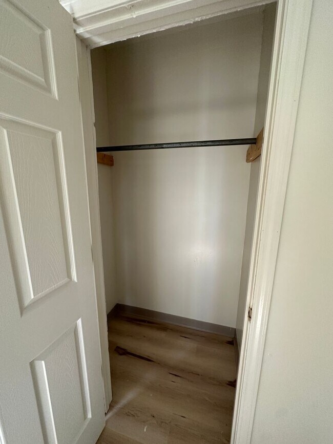 Building Photo - Affordable Lower Unit Close to Downtown