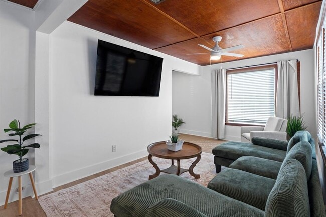 Building Photo - 1308 E 12th St