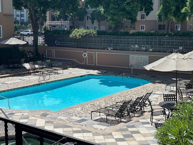 Pool and Jacuzzi - 8889 Caminito Plaza Centro