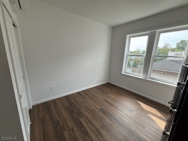 Building Photo - 412-416 Bloomfield Avenue Unit 21