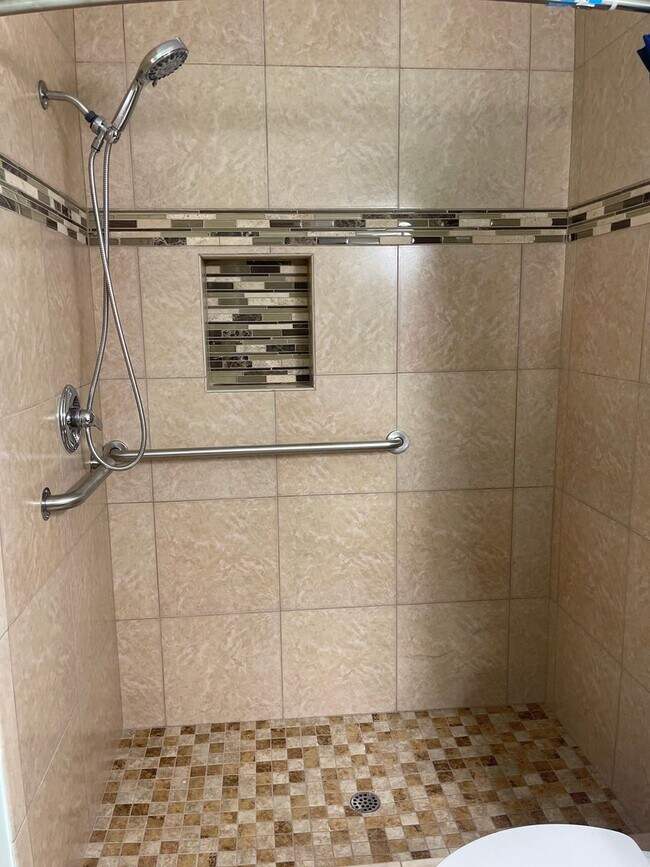 Building Photo - Clean and beautiful Condo!