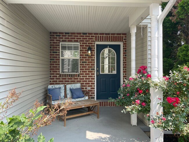 Building Photo - Luxury 3 Bedroom, 1.5 Bathroom End of Row ...