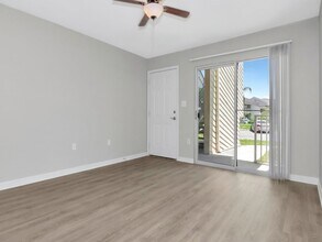 Building Photo - Updated Ground Floor 1BR - Move in Incentives Available