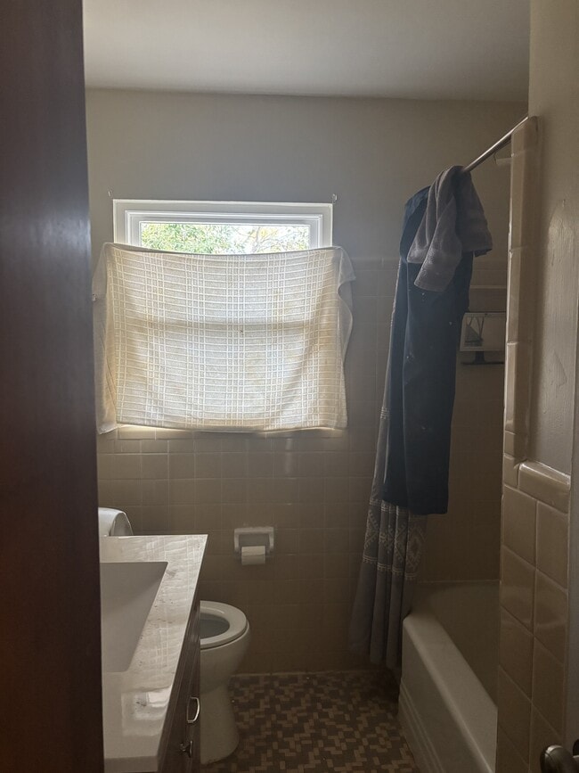 Building Photo - 2533 Crescent Dr