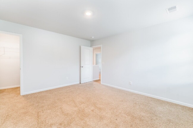 Building Photo - Spacious house with large office and 3 bedrooms in pool community. Available after July 10!