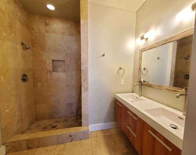 Building Photo - Modern 2-Bed / 2-Bath in Dignowity Hill with Off-Street Parking