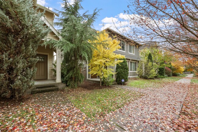 Building Photo - Move in ready! 3 story town home with 1967...