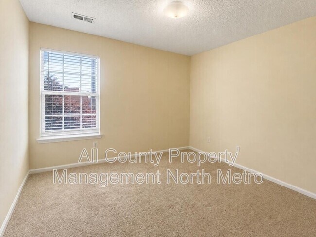 Building Photo - 135 Primrose Dr