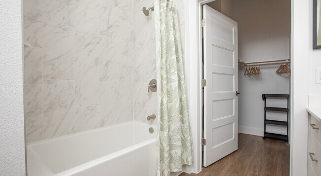 Building Photo - Luxe Living + $750 Gift Card Special!