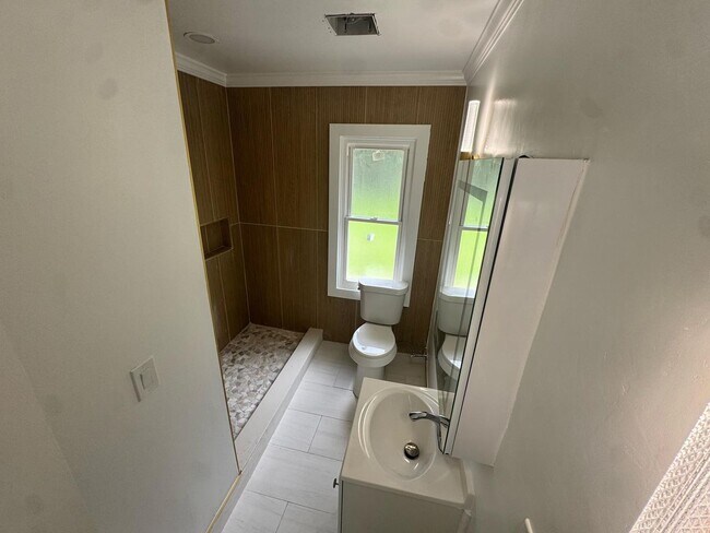 Building Photo - 2BD-1BTH HOME | NEWLY RENOVATED | WEST BLO...