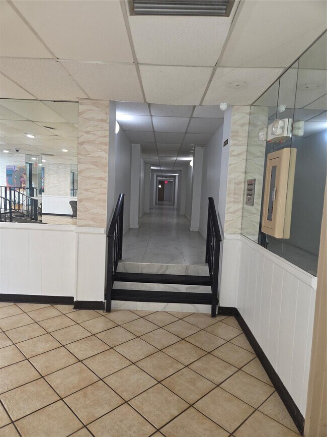 Building Photo - 4158 Inverrary Dr