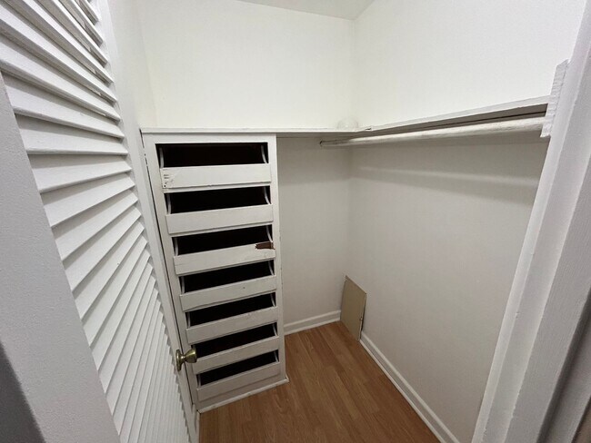 Building Photo - Spacious 3/2 home available now, and conveniently located near downtown and Manatee Hospital