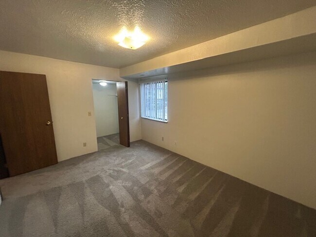 Building Photo - 2 bedroom 1 bath, middle floor apartment w...