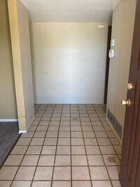 Building Photo - Eastside 3 bed 2 bath - Pool and Garage